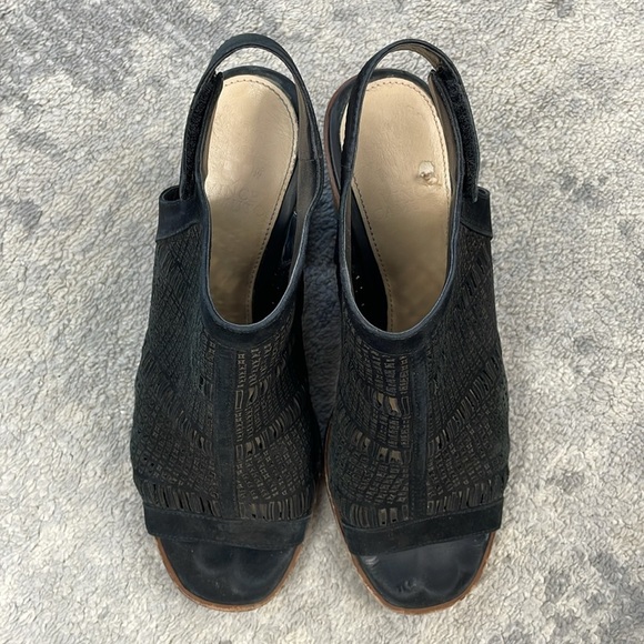 Vince Camuto Keannie Sandals Laser Cut Open Toe Stacked Heel Black Sz 8.5 - Picture 3 of 13